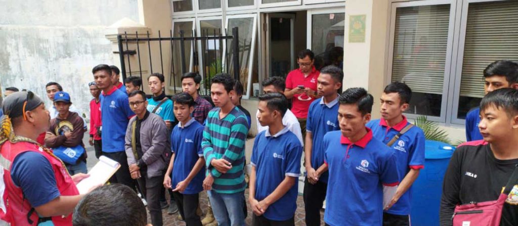 Para Mahasiswa AKBARA Surakarta sedang melakukan koordinasi