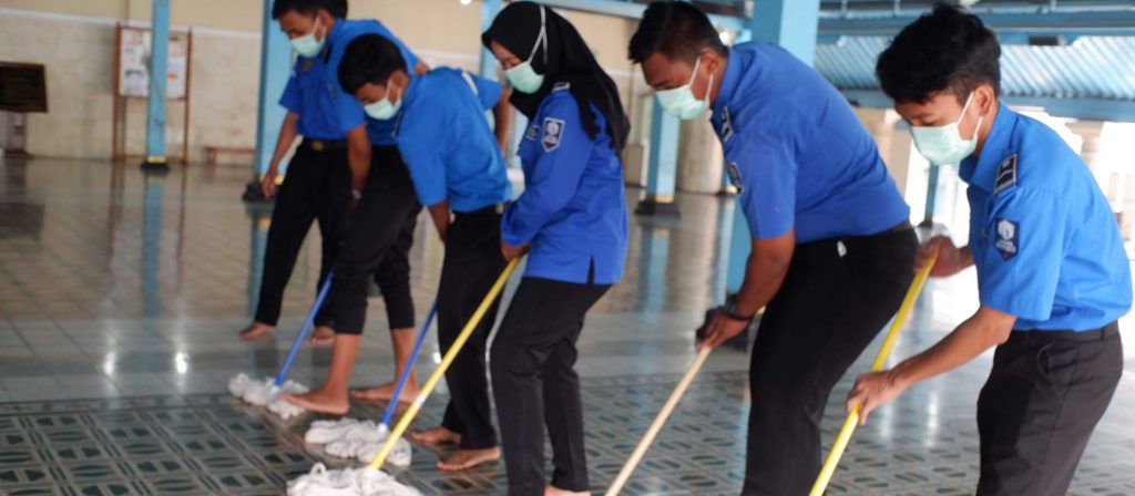 Mahasiswa AKBARA melakukan pengepelan